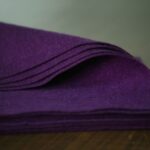 1 tenyérnyi sötétlila gyapjúfilc